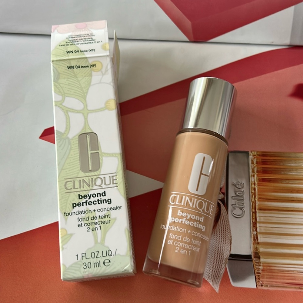 Clinique  beyond perfecting foundation+concealer WN 04 bone